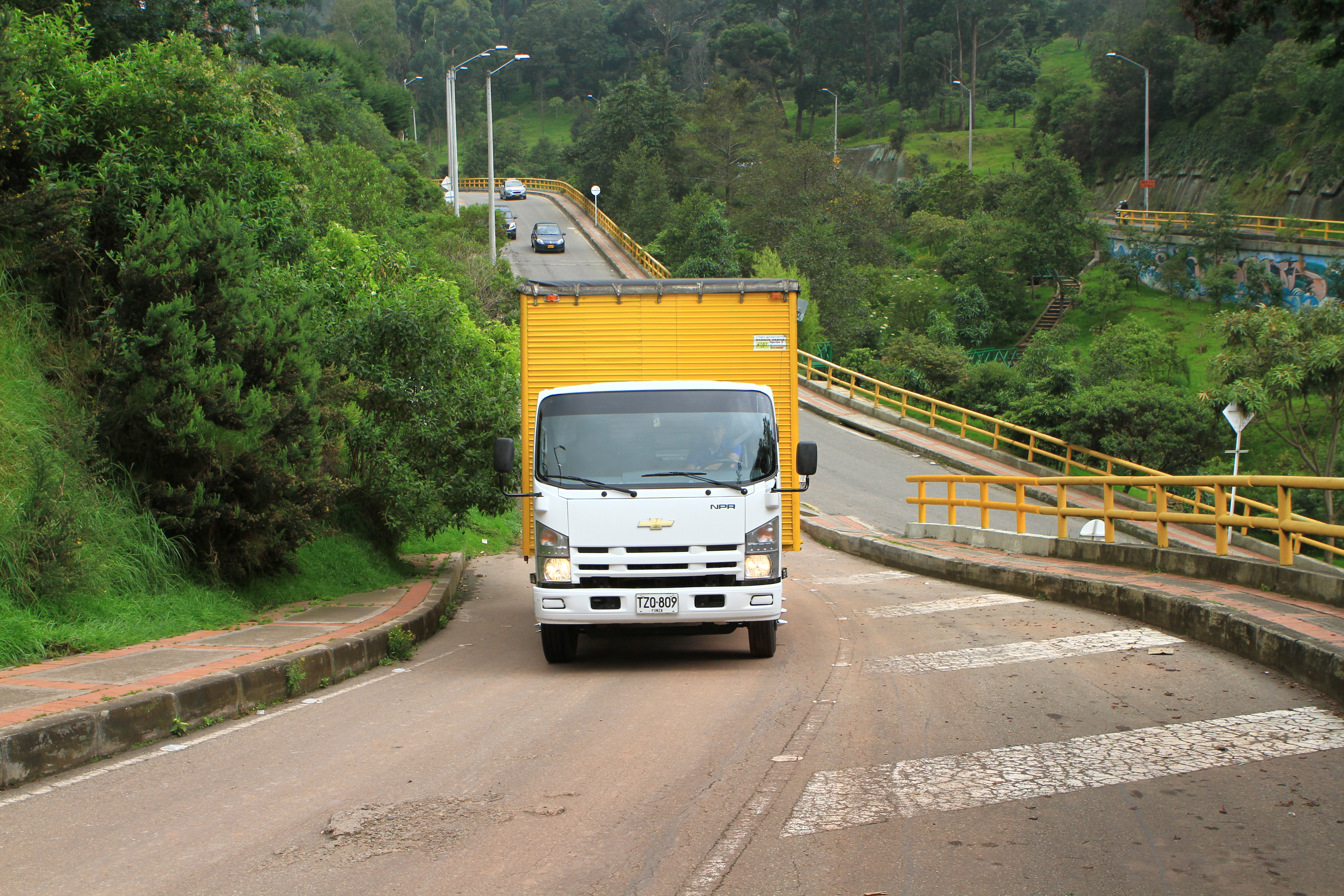Centro de distribución logístico CargaLibre con sistema de trazabilidad en tiempo real